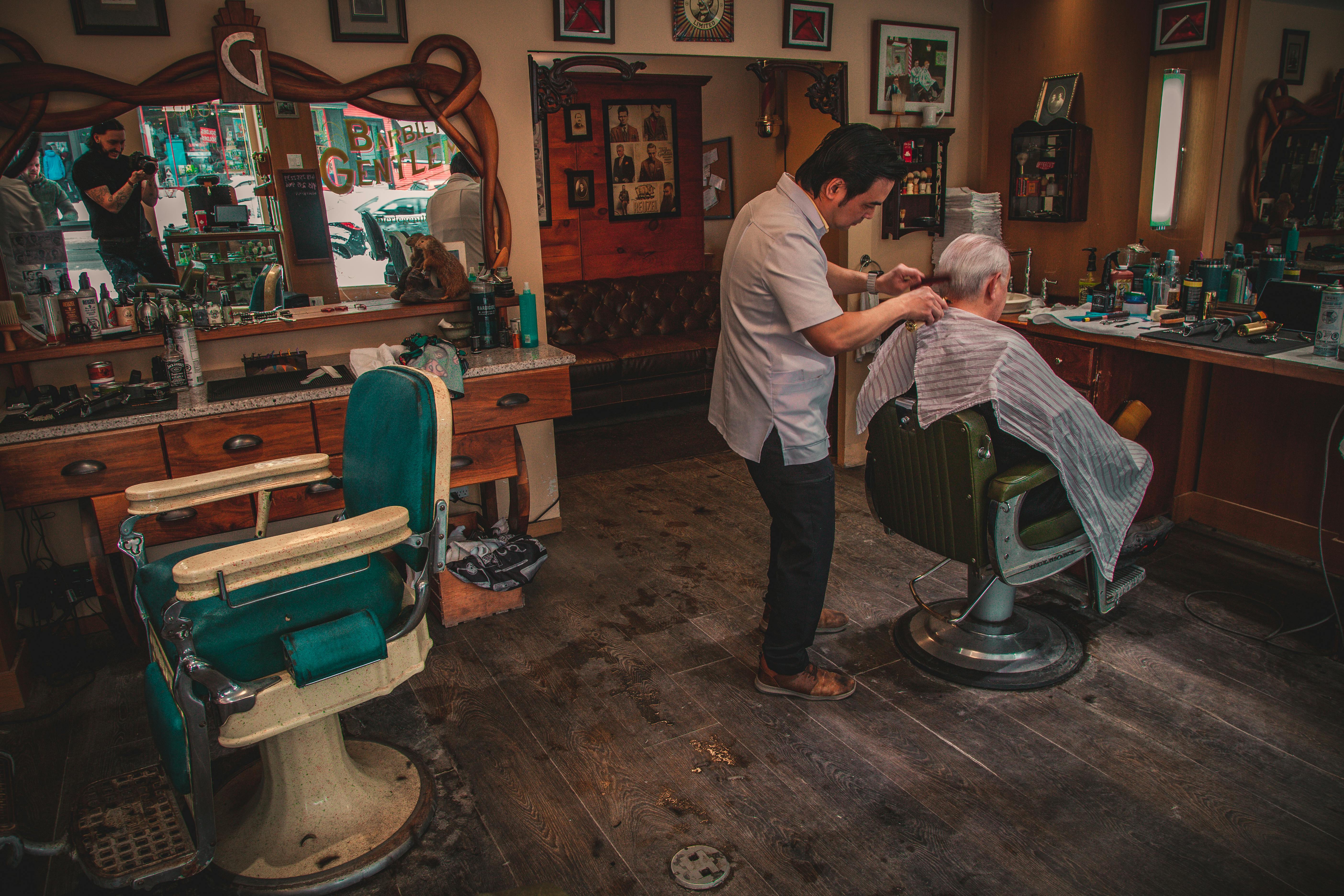 Modern Pompadour - Expert Barber Technique